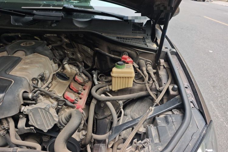 Used Volkswagen Touareg 2015 3.0 TSI Comfort Model Engine Bay Left