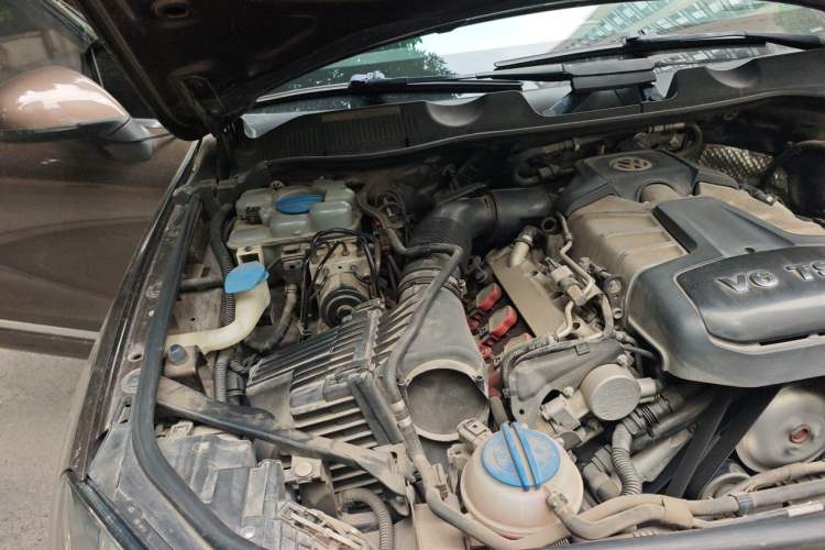 Used Volkswagen Touareg 2015 3.0 TSI Comfort Model Engine Bay Right