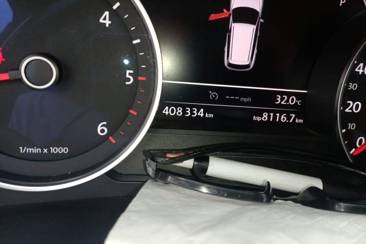 Used Volkswagen Touareg 2015 3.0 TDI Diesel Standard Model Odometer Close Up