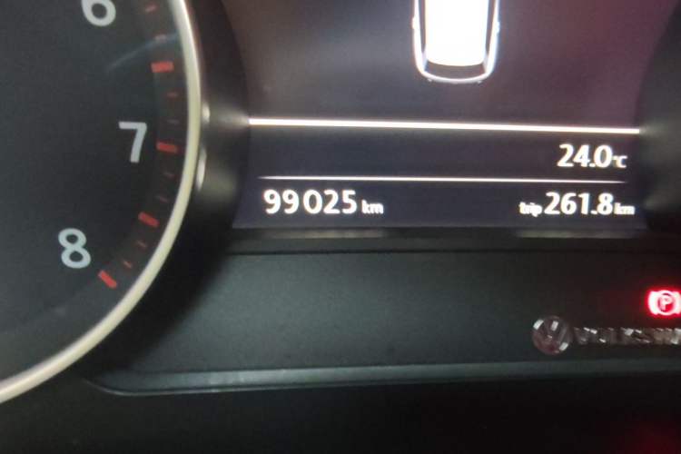 Used Volkswagen Touareg 2015 3.0 TSI Comfort Model Odometer Close Up