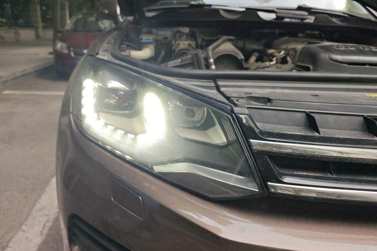 Used Volkswagen Touareg 2015 3.0 TSI Comfort Model Right Front Headlight