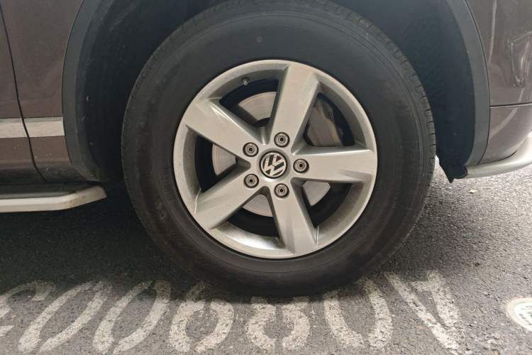 Used Volkswagen Touareg 2015 3.0 TSI Comfort Model Right Front Wheel Hub