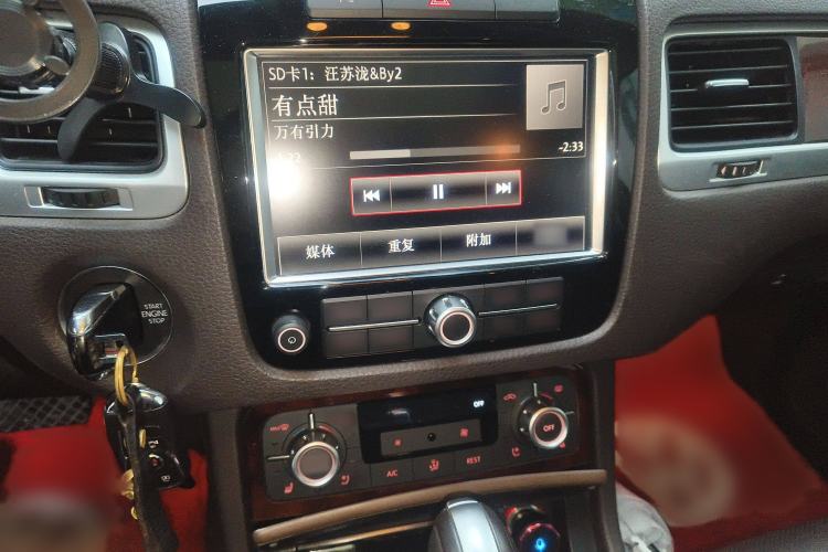 Used Volkswagen Touareg 2015 3.0 TSI High-End Model Audio And AC Panel