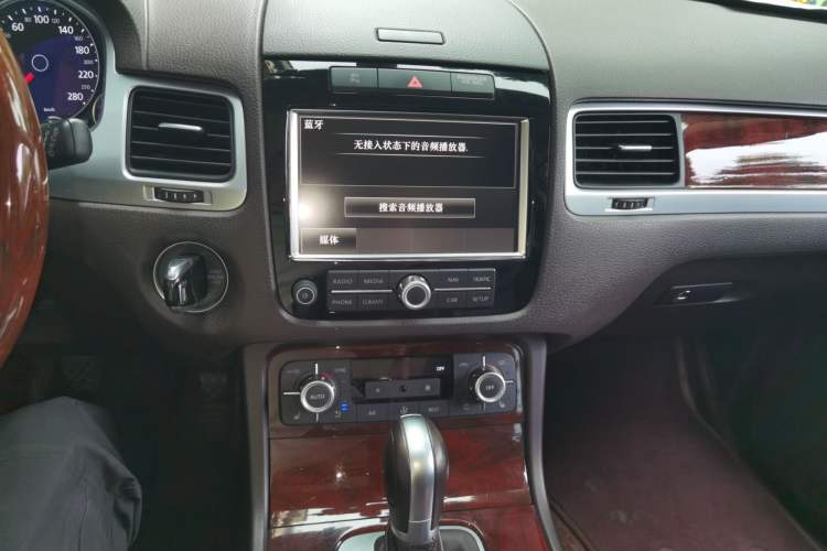 Used Volkswagen Touareg 2015 3.0 TSI Audacious Limited Edition Audio And AC Panel