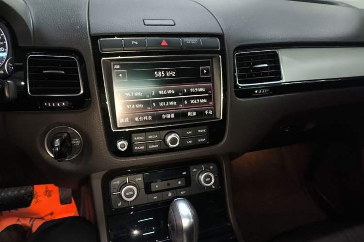 Used Volkswagen Touareg 2015 3.0 TSI Standard Model Audio And AC Panel
