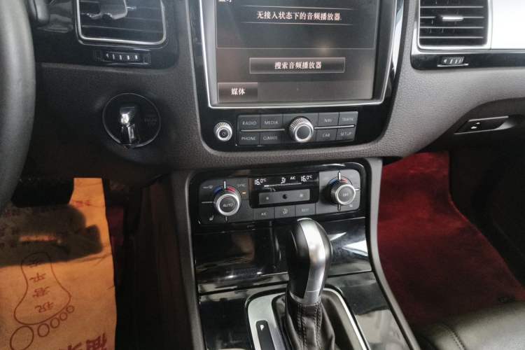 Used Volkswagen Touareg 2015 3.0 TSI Standard Model Audio And AC Panel