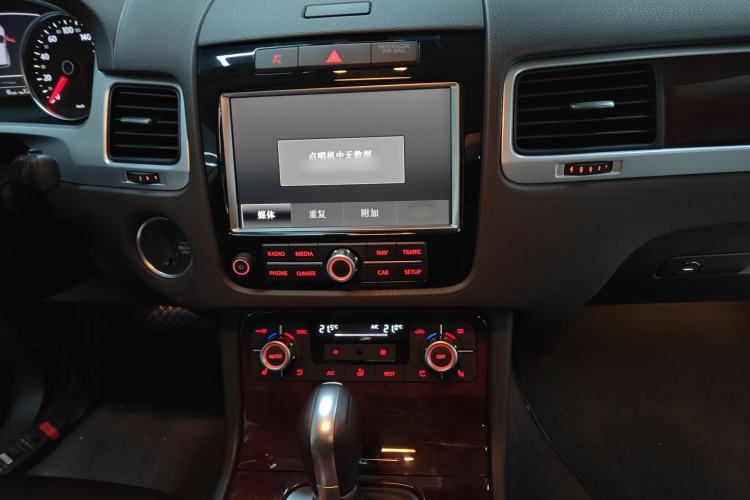 Used Volkswagen Touareg 2015 3.0 TSI High-End Model Audio And AC Panel