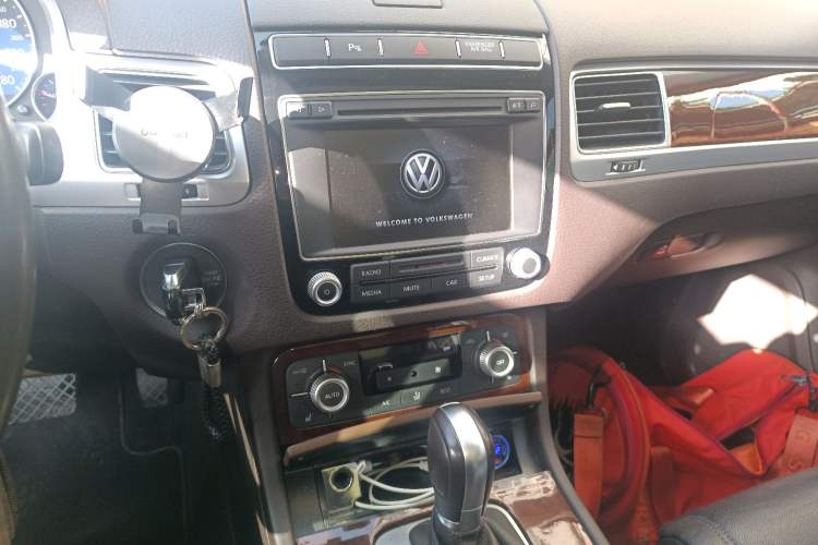 Used Volkswagen Touareg 2015 3.0 TSI Standard Model Audio And AC Panel