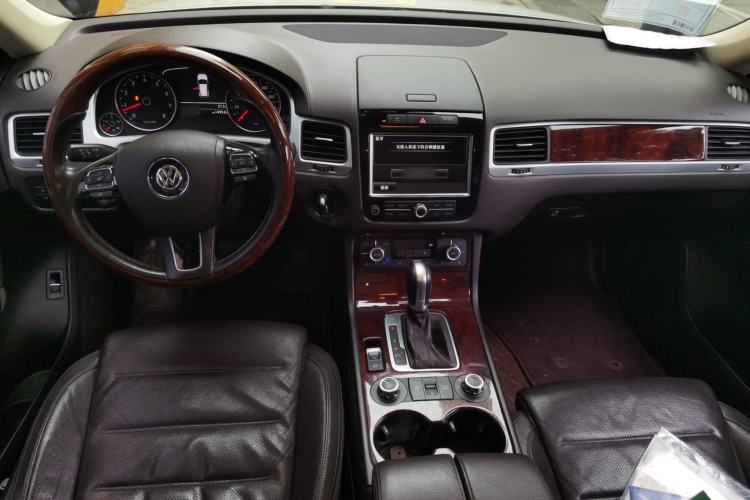 Used Volkswagen Touareg 2015 3.0 TSI Audacious Limited Edition Center Console
