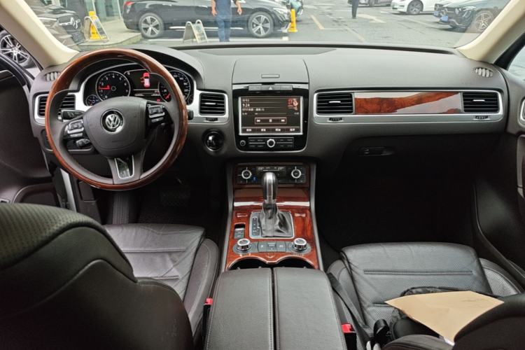Used Volkswagen Touareg 2015 3.0 TSI Comfort Model Center Console