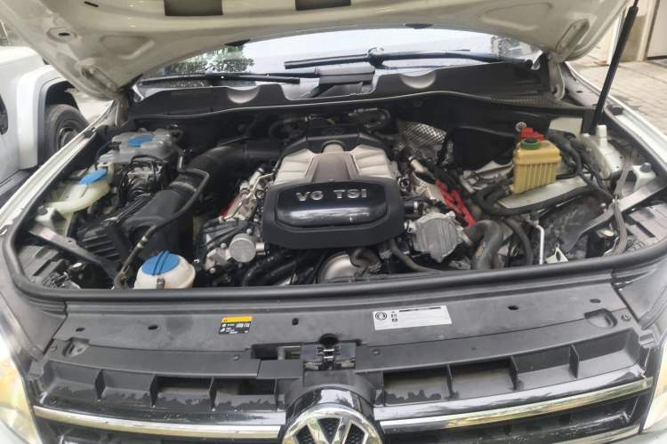 Used Volkswagen Touareg 2015 3.0 TSI High-End Model Engine Bay