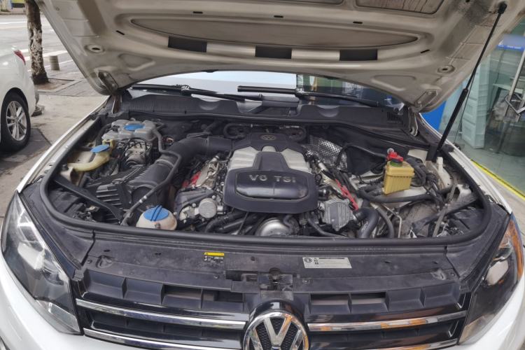 Used Volkswagen Touareg 2015 3.0 TSI Audacious Limited Edition Engine Bay