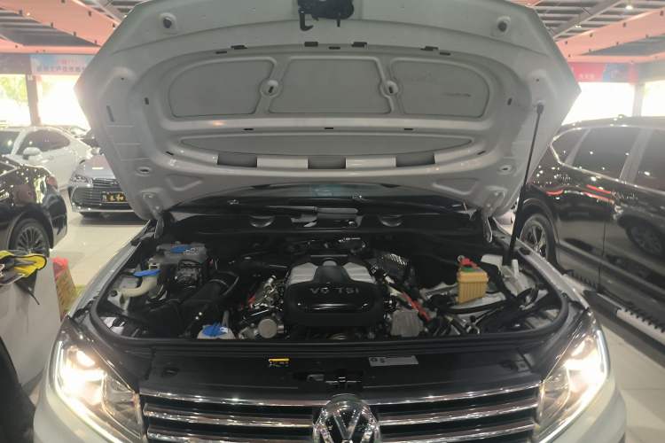Used Volkswagen Touareg 2015 3.0 TSI Standard Model Engine Bay