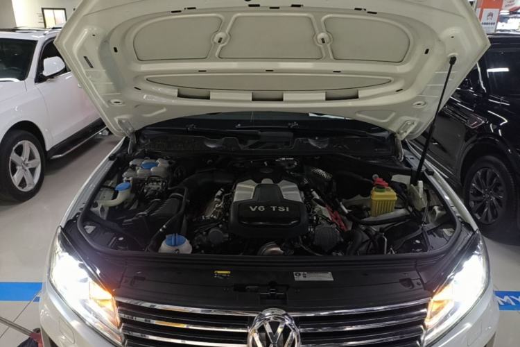 Used Volkswagen Touareg 2015 3.0 TSI Standard Model Engine Bay