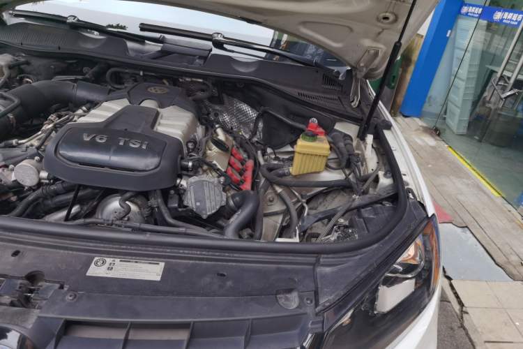 Used Volkswagen Touareg 2015 3.0 TSI Audacious Limited Edition Engine Bay Left