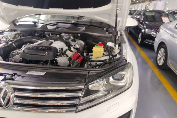 Used Volkswagen Touareg 2015 3.0 TSI Standard Model Engine Bay Left