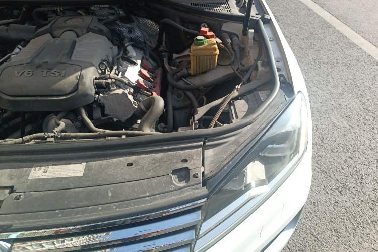 Used Volkswagen Touareg 2015 3.0 TSI Standard Model Engine Bay Left