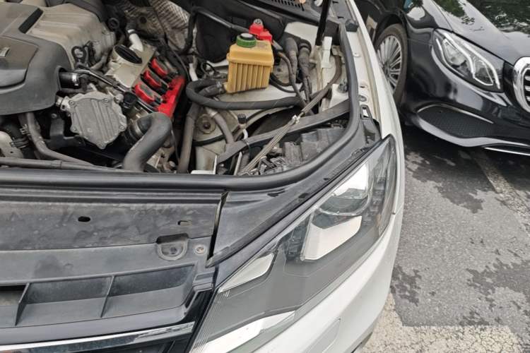 Used Volkswagen Touareg 2015 3.0 TSI Comfort Model Engine Bay Left