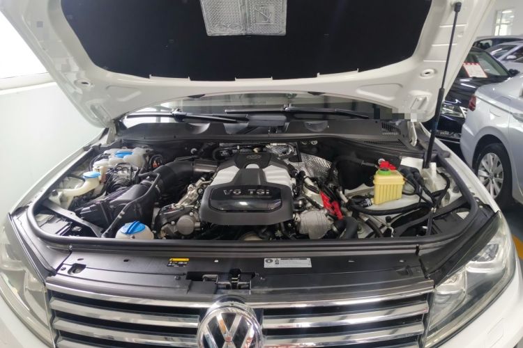 Used Volkswagen Touareg 2015 3.0 TSI Standard Model Engine Bay
