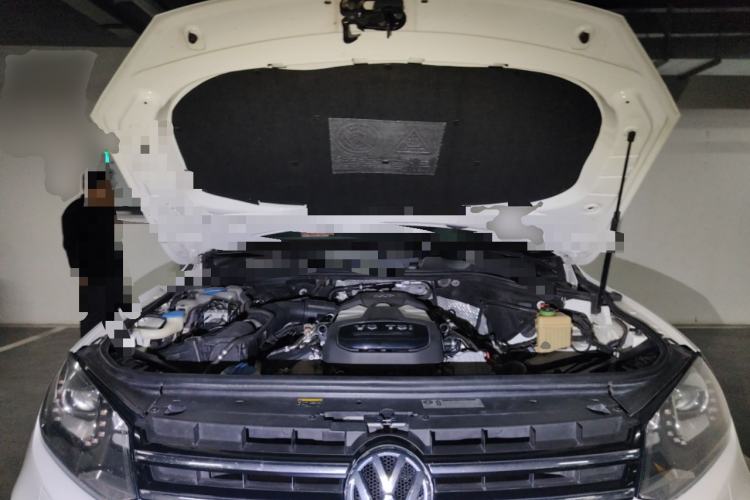 Used Volkswagen Touareg 2015 3.0 TSI Comfort Model Engine Bay
