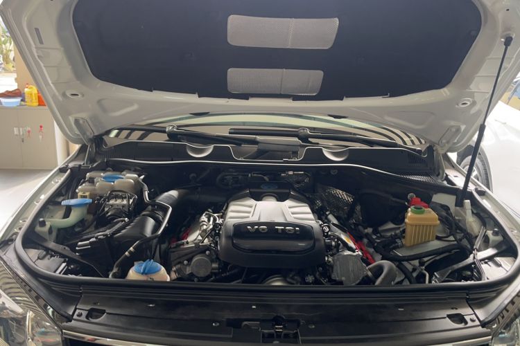 Used Volkswagen Touareg 2015 3.0 TSI High-End Model Engine Bay
