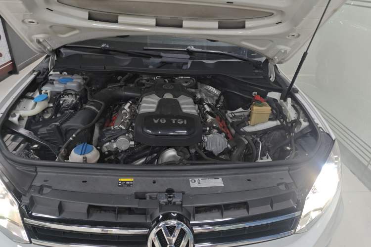 Used Volkswagen Touareg 2015 3.0 TSI High-End Model Engine Bay