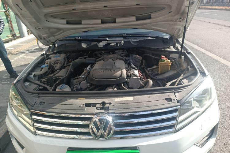 Used Volkswagen Touareg 2015 3.0 TSI Standard Model Engine Bay