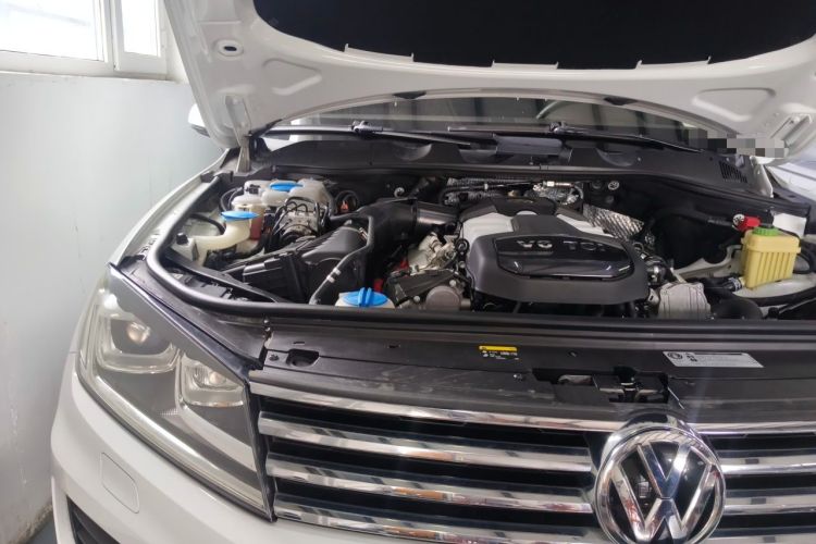Used Volkswagen Touareg 2015 3.0 TSI Standard Model Engine Bay Right