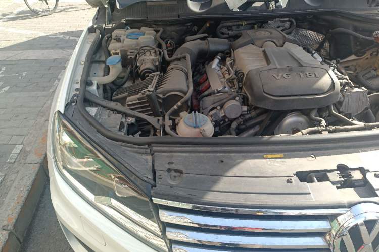 Used Volkswagen Touareg 2015 3.0 TSI Standard Model Engine Bay Right