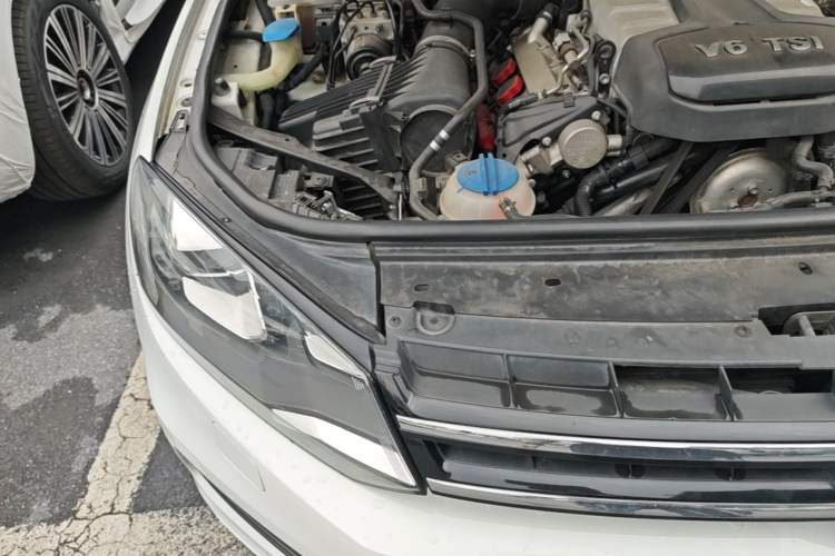 Used Volkswagen Touareg 2015 3.0 TSI Comfort Model Engine Bay Right