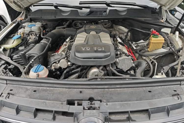 Used Volkswagen Touareg 2015 3.0 TSI Comfort Model Engine Bay