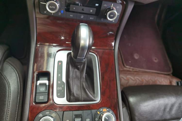 Used Volkswagen Touareg 2015 3.0 TSI Audacious Limited Edition Gear Lever