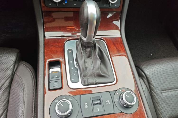 Used Volkswagen Touareg 2015 3.0 TSI Comfort Model Gear Lever