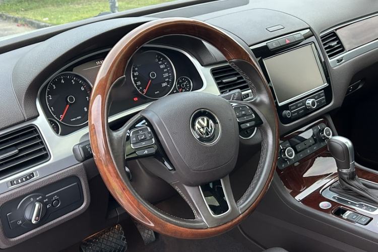 Used Volkswagen Touareg 2015 3.0 TSI High-End Model Interior 1