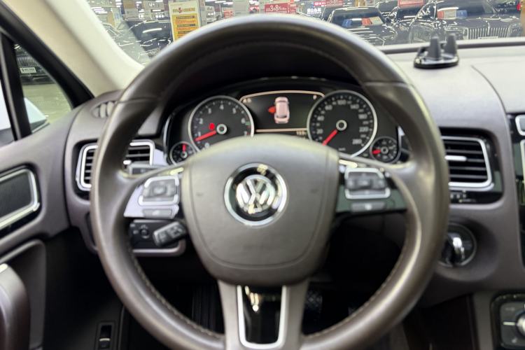 Used Volkswagen Touareg 2015 3.0 TSI Standard Model Interior 3