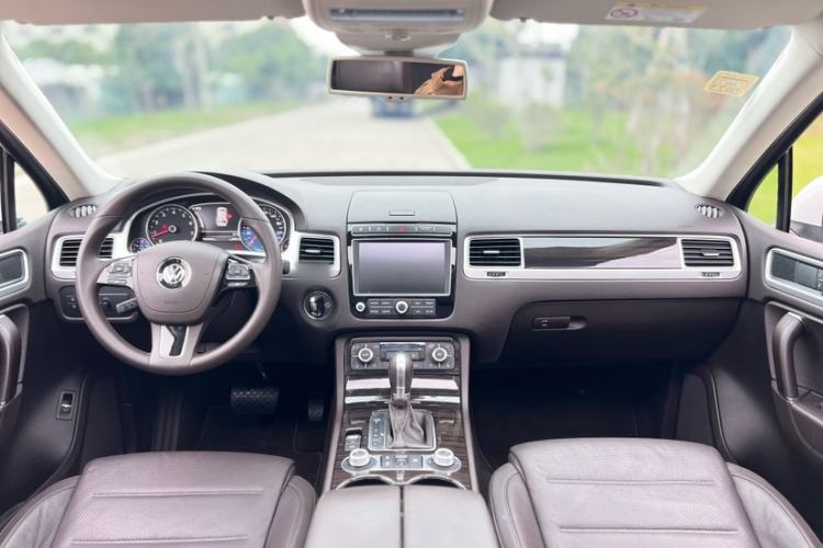 Used Volkswagen Touareg 2015 3.0 TSI High-End Model Interior 4