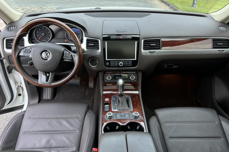 Used Volkswagen Touareg 2015 3.0 TSI High-End Model Interior 4