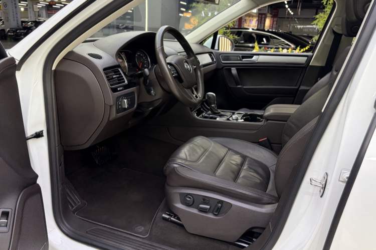 Used Volkswagen Touareg 2015 3.0 TSI Standard Model Interior 6