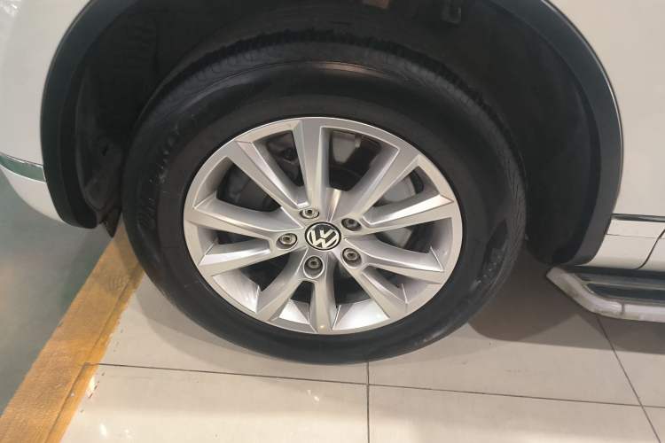 Used Volkswagen Touareg 2015 3.0 TSI Standard Model Left Front Wheel Hub