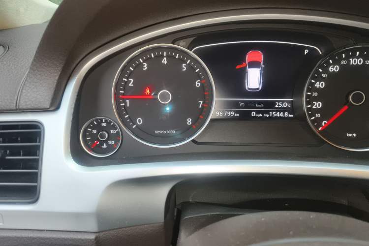 Used Volkswagen Touareg 2015 3.0 TSI High-End Model Odometer Close Up