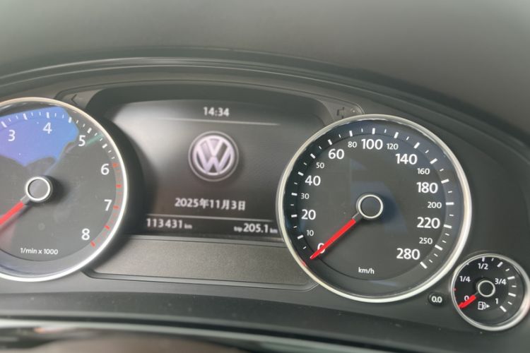 Used Volkswagen Touareg 2015 3.0 TSI Standard Model Odometer Close Up