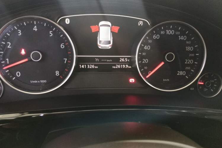 Used Volkswagen Touareg 2015 3.0 TSI Standard Model Odometer Close Up