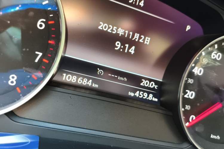 Used Volkswagen Touareg 2015 3.0 TSI High-End Model Odometer Close Up
