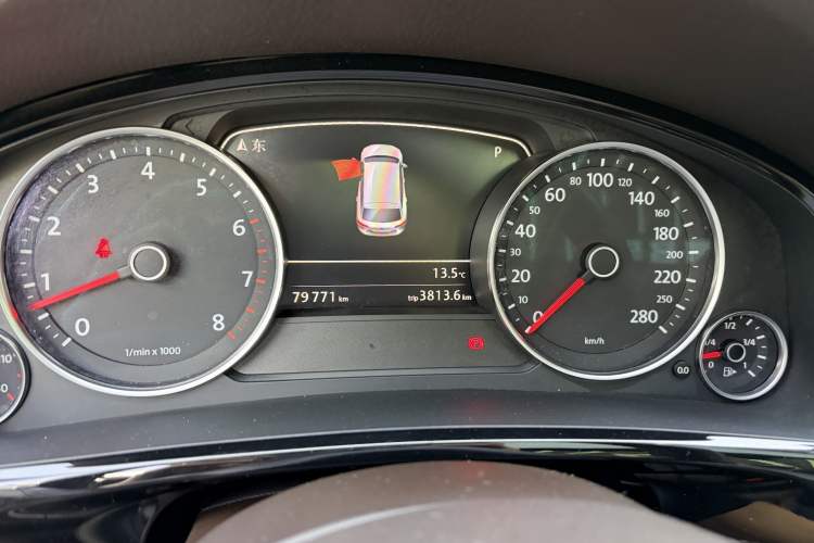Used Volkswagen Touareg 2015 3.0 TSI Standard Model Odometer Close Up