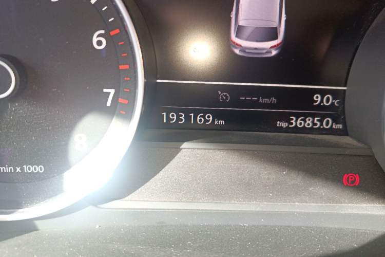 Used Volkswagen Touareg 2015 3.0 TSI Standard Model Odometer Close Up