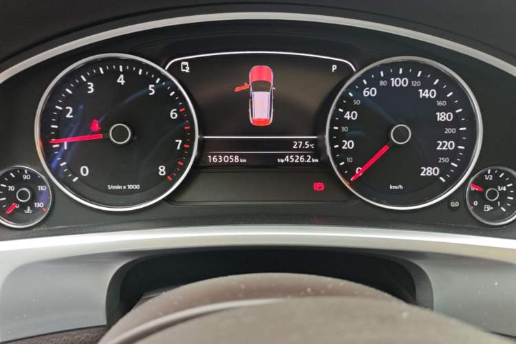 Used Volkswagen Touareg 2015 3.0 TSI Comfort Model Odometer Close Up
