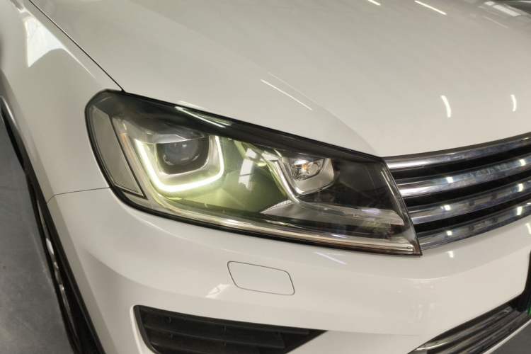 Used Volkswagen Touareg 2015 3.0 TSI Standard Model Right Front Headlight