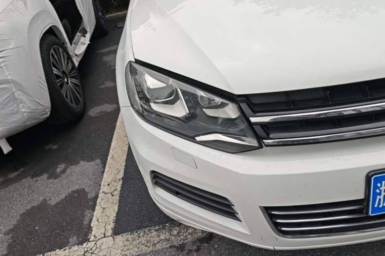 Used Volkswagen Touareg 2015 3.0 TSI Comfort Model Right Front Headlight