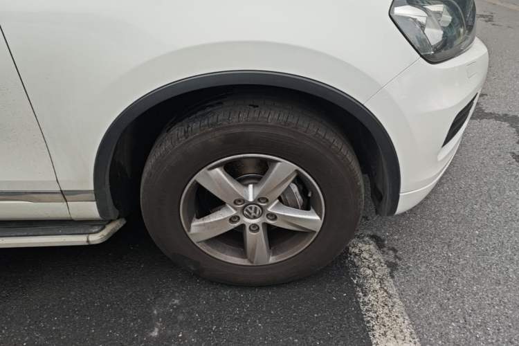 Used Volkswagen Touareg 2015 3.0 TSI Comfort Model Right Front Wheel Hub