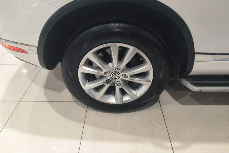 Used Volkswagen Touareg 2015 3.0 TSI Standard Model Right Rear Wheel Hub
